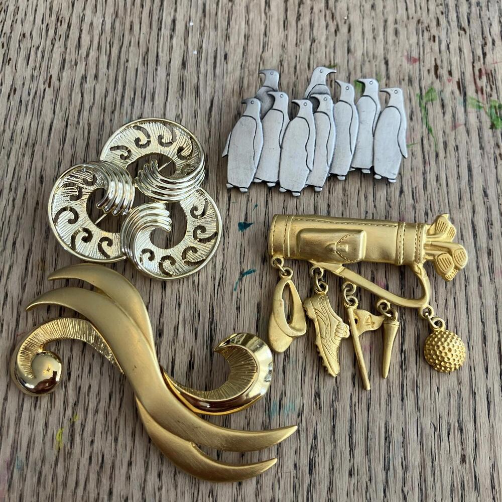 Lot Of 4 Brooches JJ AJC And TARA Marked Vintage Gold Silver Tones Golf Penguins